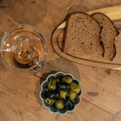 KLEINE WEINPROBE Immer mittwochs, donnerstags und freitags von 13 bis 17 Uhr bei uns im Weingut. Weine, Oliven…